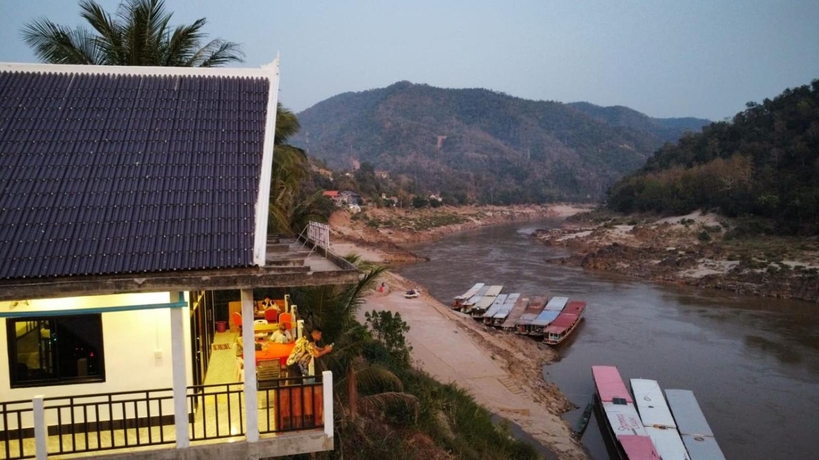Inn Riverside Hostel Pb Muang Pakbèng Eksteriør billede