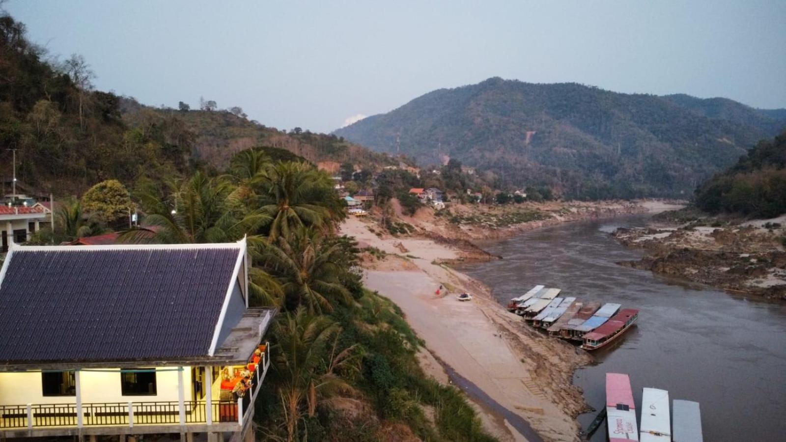 Inn Riverside Hostel Pb Muang Pakbèng Eksteriør billede